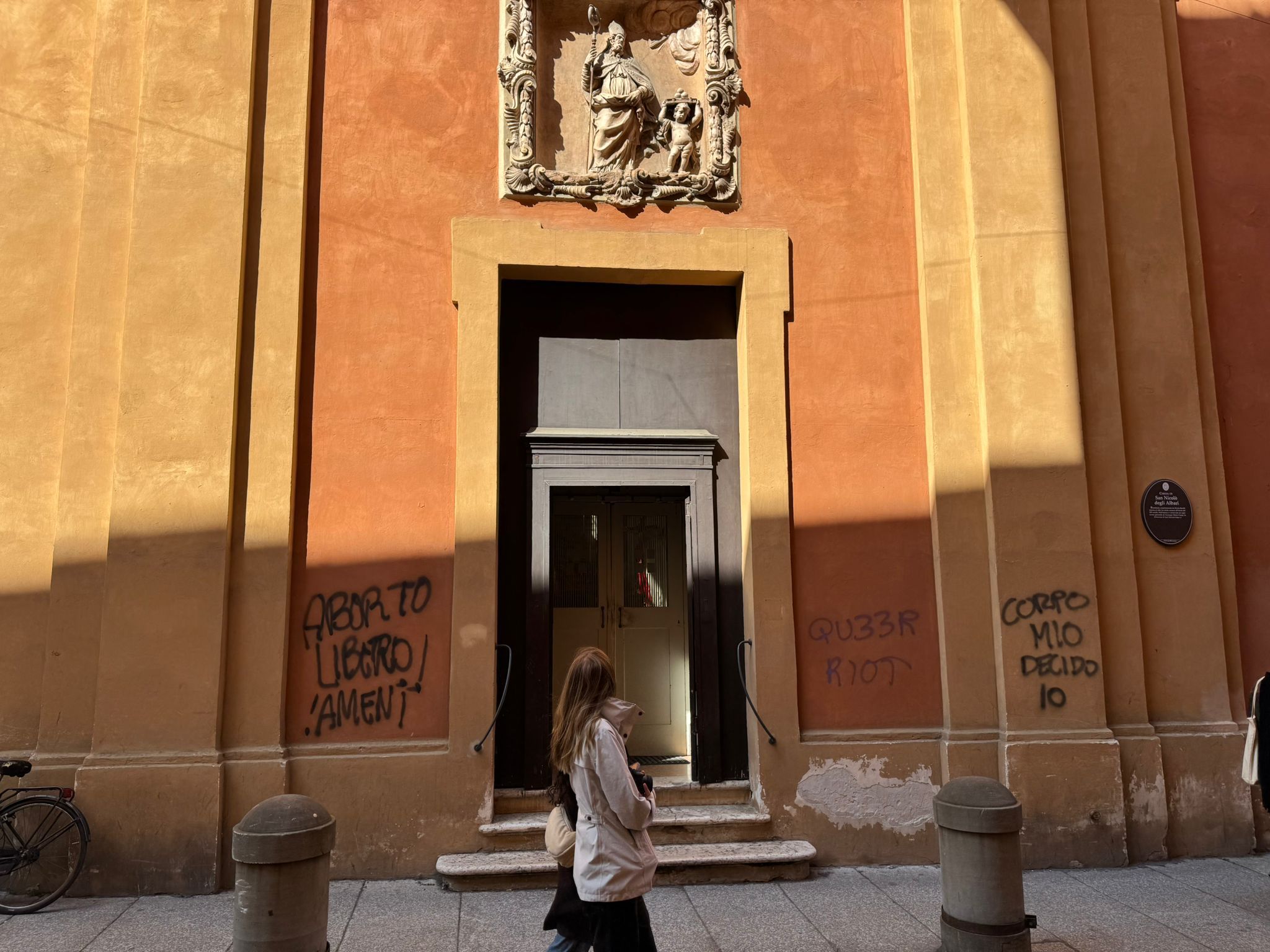 Bologna. Nel bel mezzo della Pasqua chiesa imbrattata con scritte inneggianti all’aborto 1
